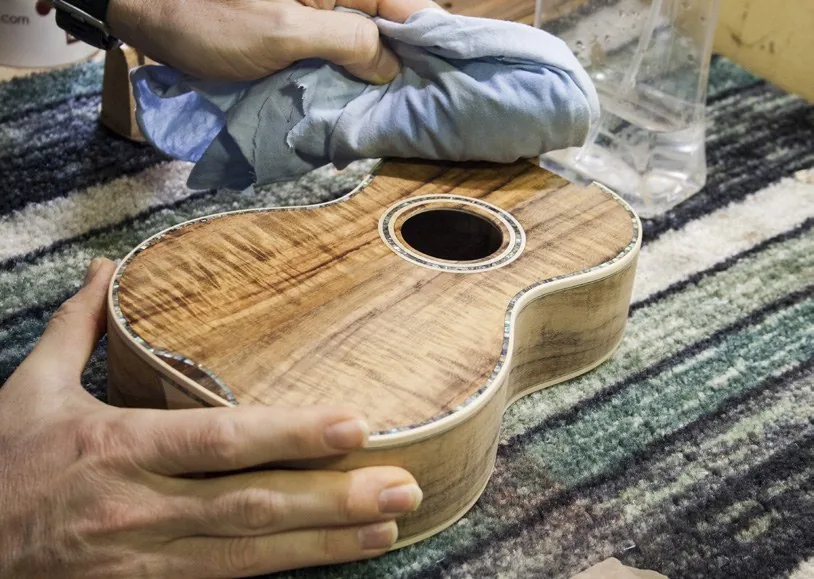 Bagnatura del legno con un panno bagnato prima della verniciatura