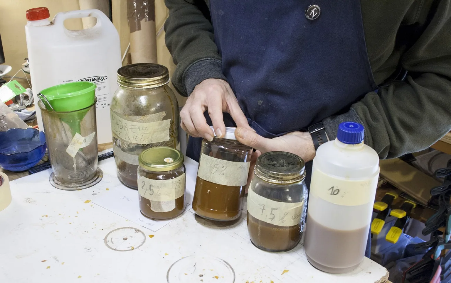 Le cinque soluzioni di gommalacca pronte, dalla madre alla 2,5%